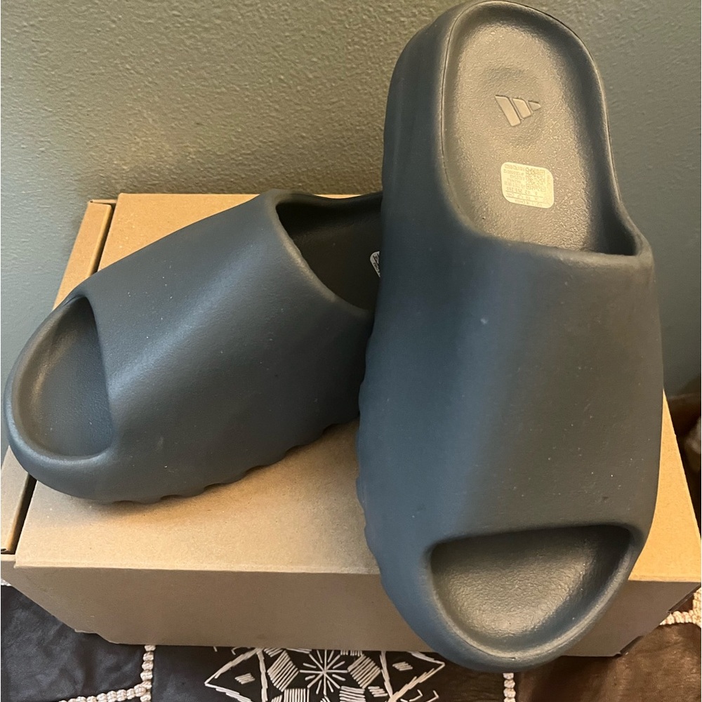 YEEZY SLIDES